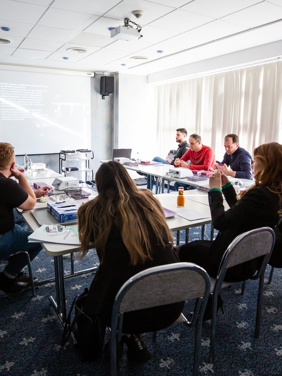 Sală de curs Radent Academy, medici stomatologi participanți