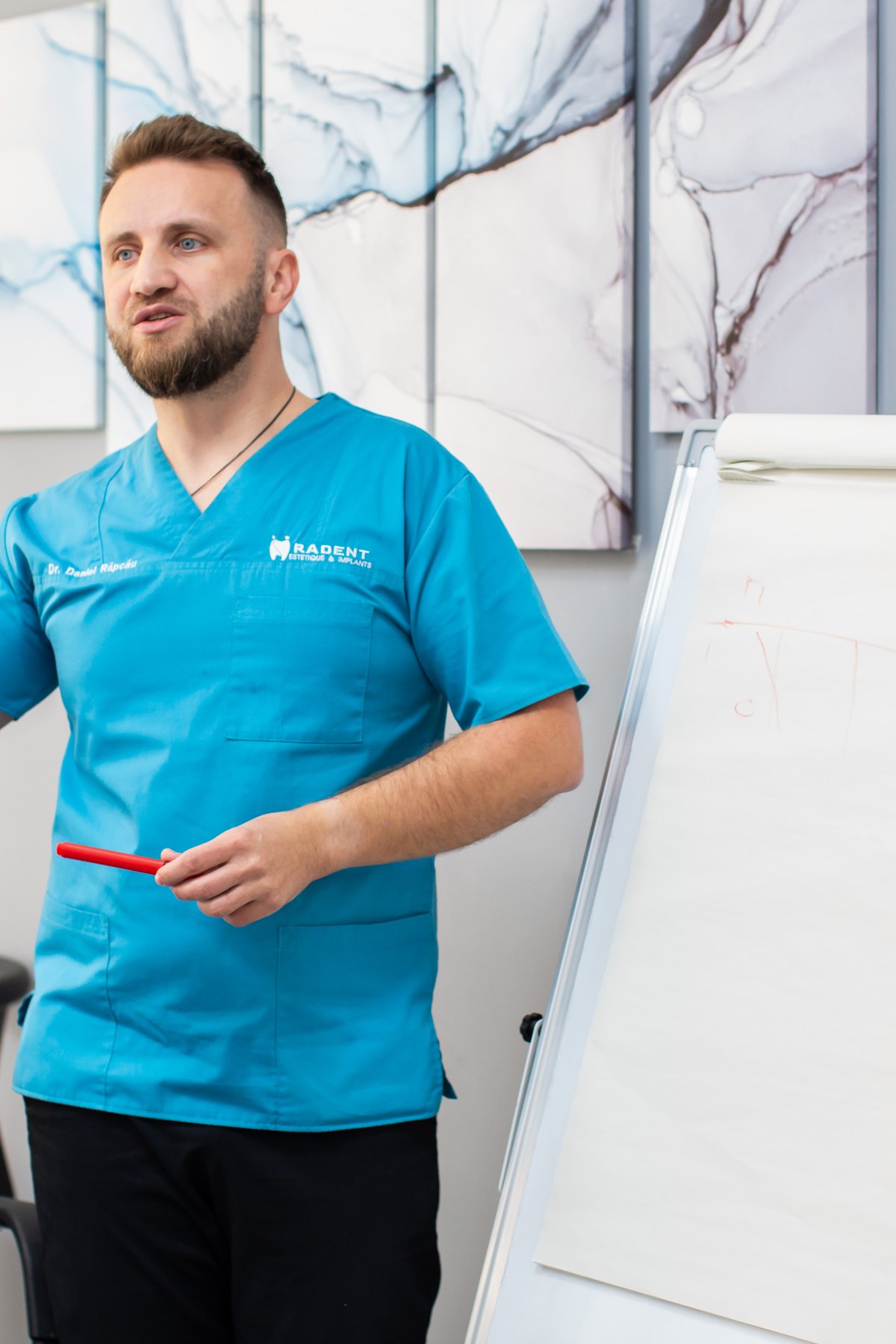 Dr. Daniel Răpcău explicând un plan de tratament pe implanturi, în clinica Radent din Arad